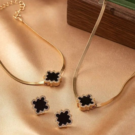 Halsband med ett droppformat blommahänge och armband med ett droppformat blommahänge