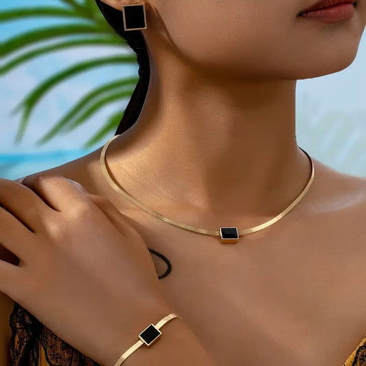 Halsband med en droppe-hänge och armband med en droppe-hänge i set med örhängen