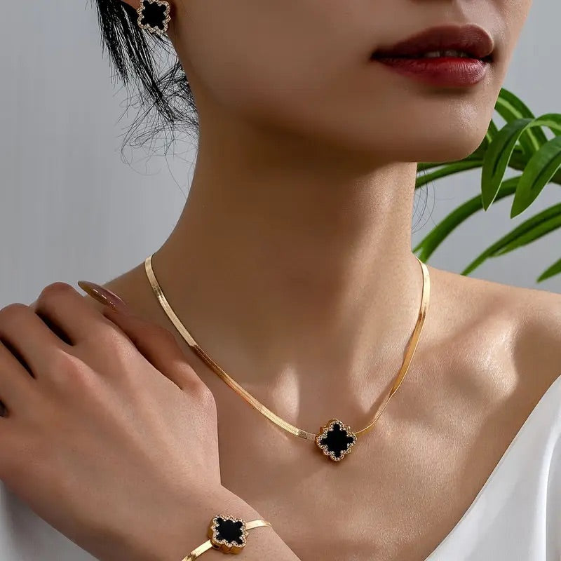 Halsband med ett droppformat blommahänge och armband med ett droppformat blommahänge